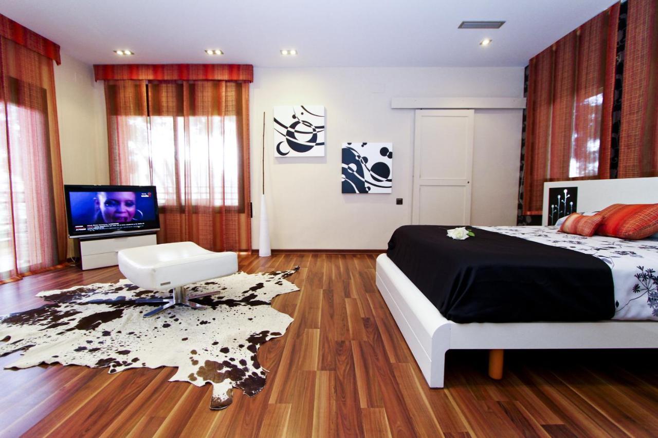 New Play Lake Villa Salou Bagian luar foto