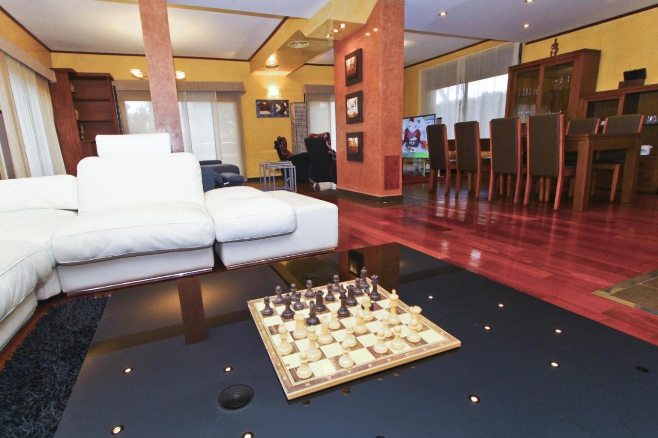 New Play Lake Villa Salou Bagian luar foto